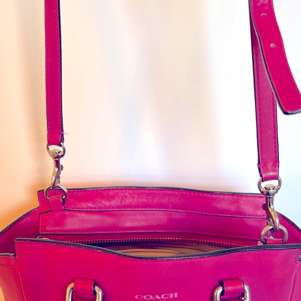 Coach Tanner Tassel Fuchsia Leather Shoulder/Crossbody Bag - Like New! - Picture 4 of 15